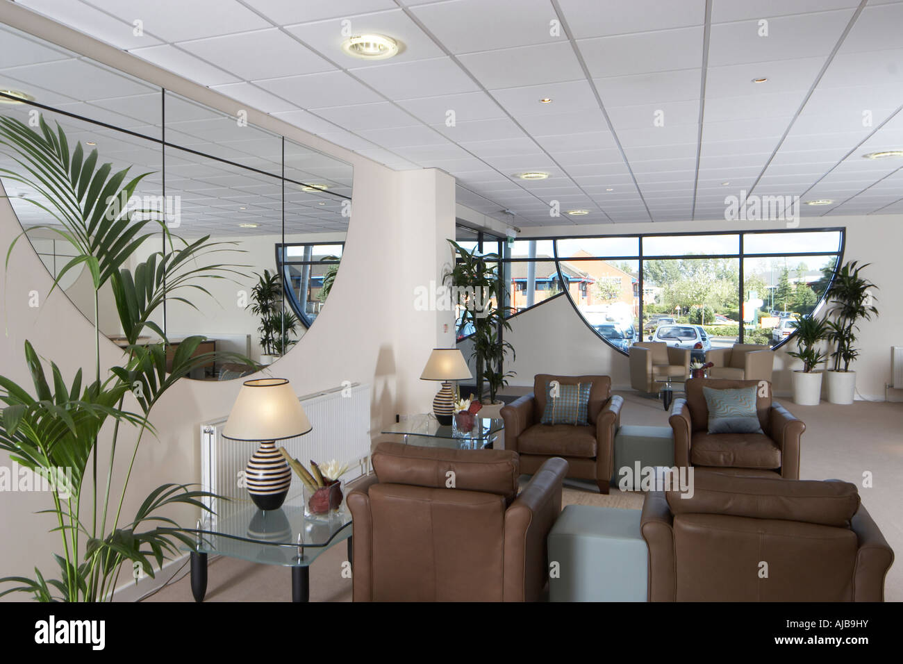 Ufficio moderna area ricevimento con sedie e vista attraverso la finestra Foto Stock