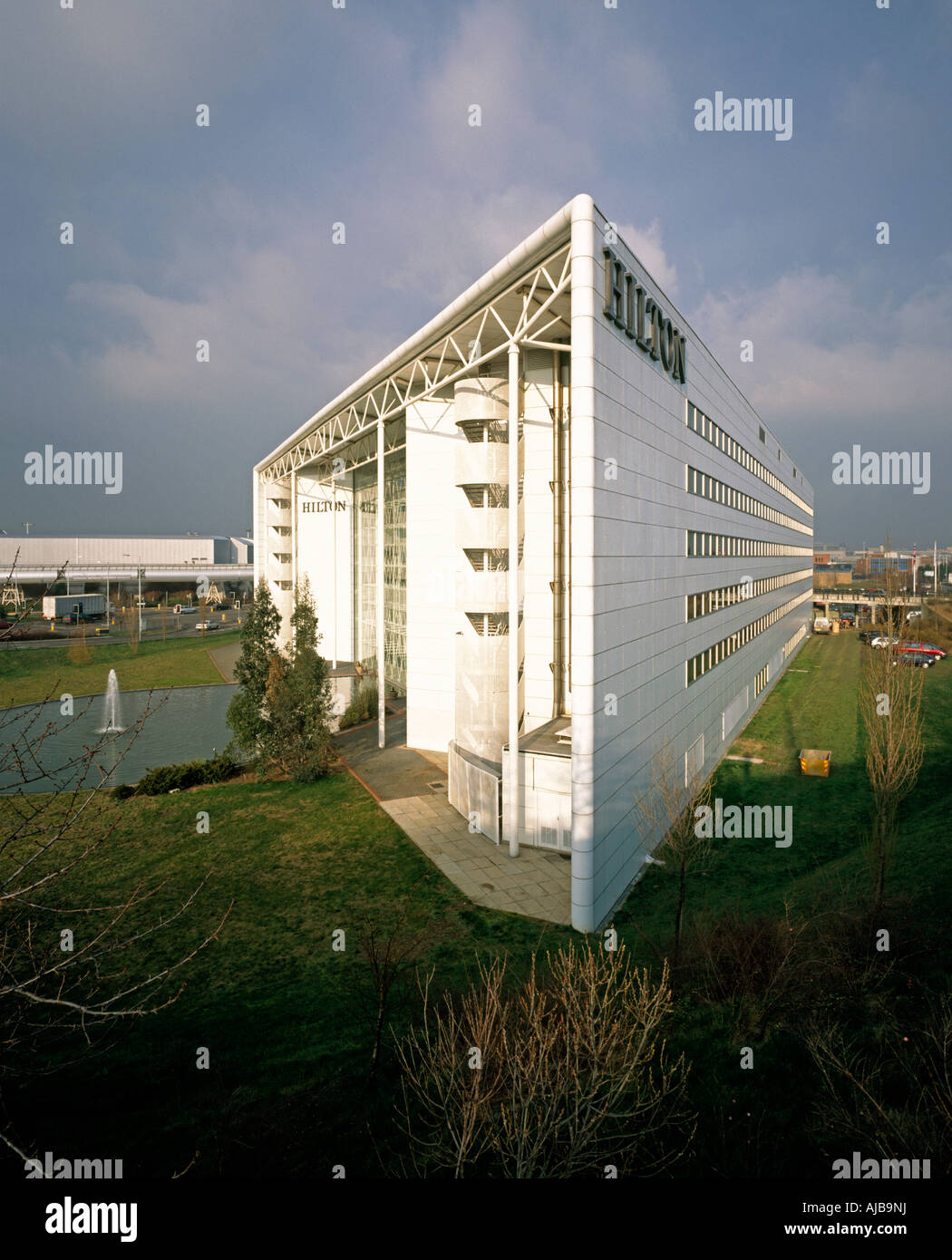 Hilton Hotel Heathrow da South London TW14 Inghilterra edificio moderno di colore bianco Foto Stock