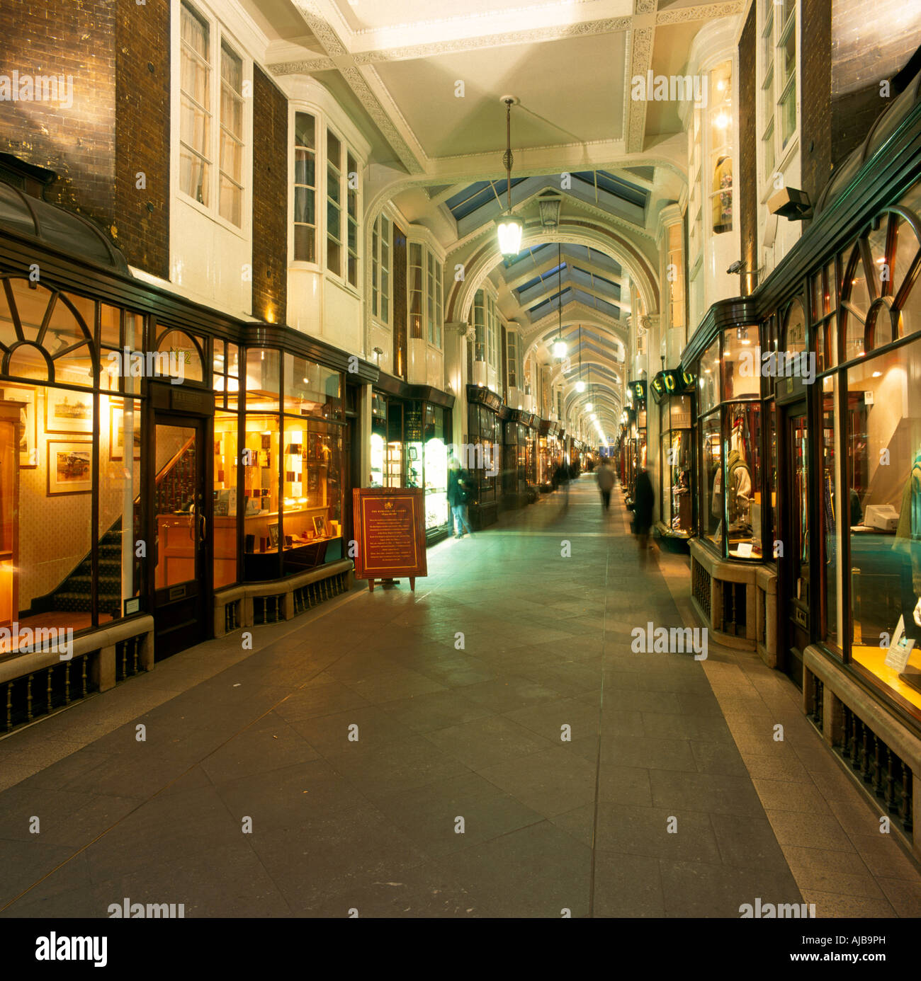 Burlington Arcade Piccadilly London W1 Inghilterra HXXZsm Foto Stock