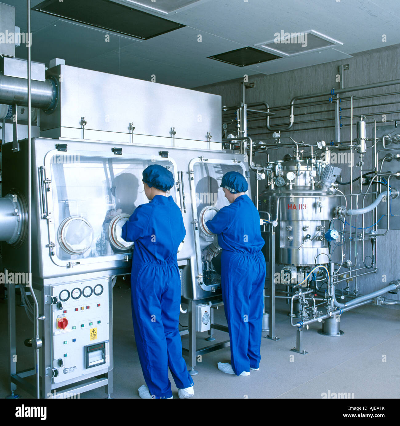 Le donne che lavorano nel processo industriale laboratorio veterinario o medico di produzione farmaceutica Foto Stock