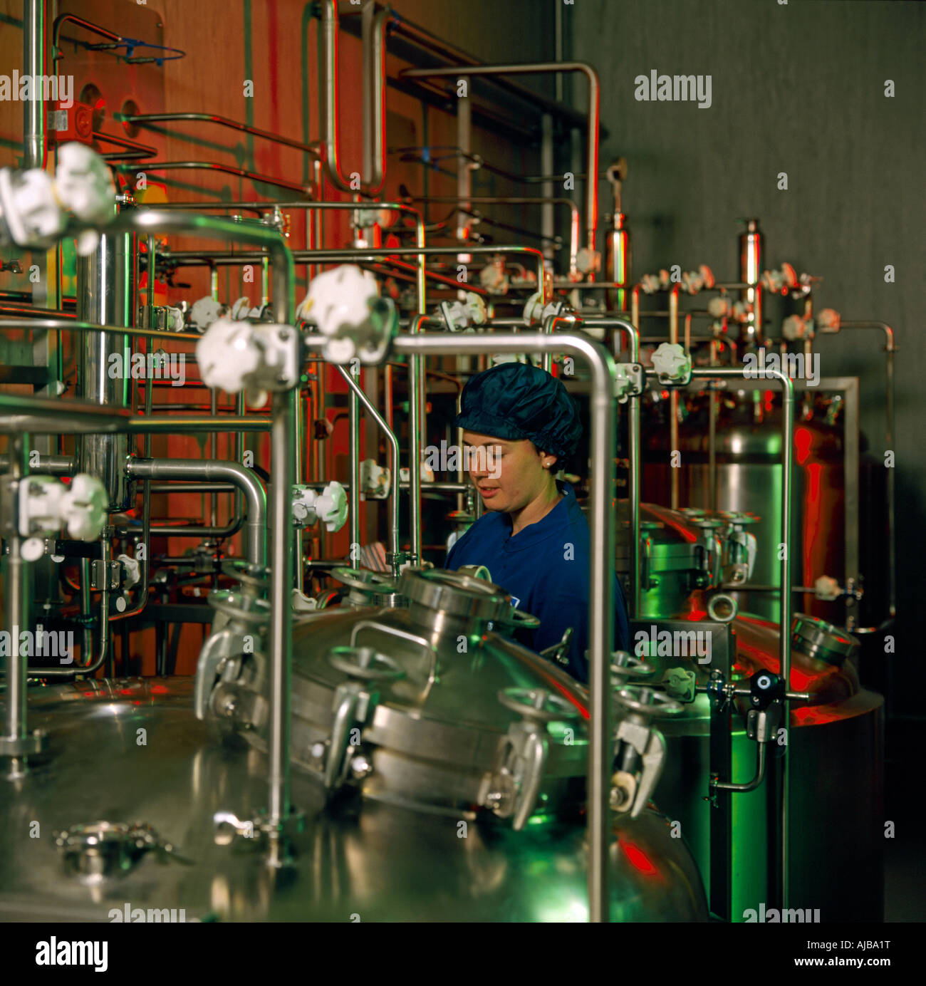 Donna o ragazza che lavora nel processo industriale laboratorio veterinario o medico di produzione farmaceutica Foto Stock