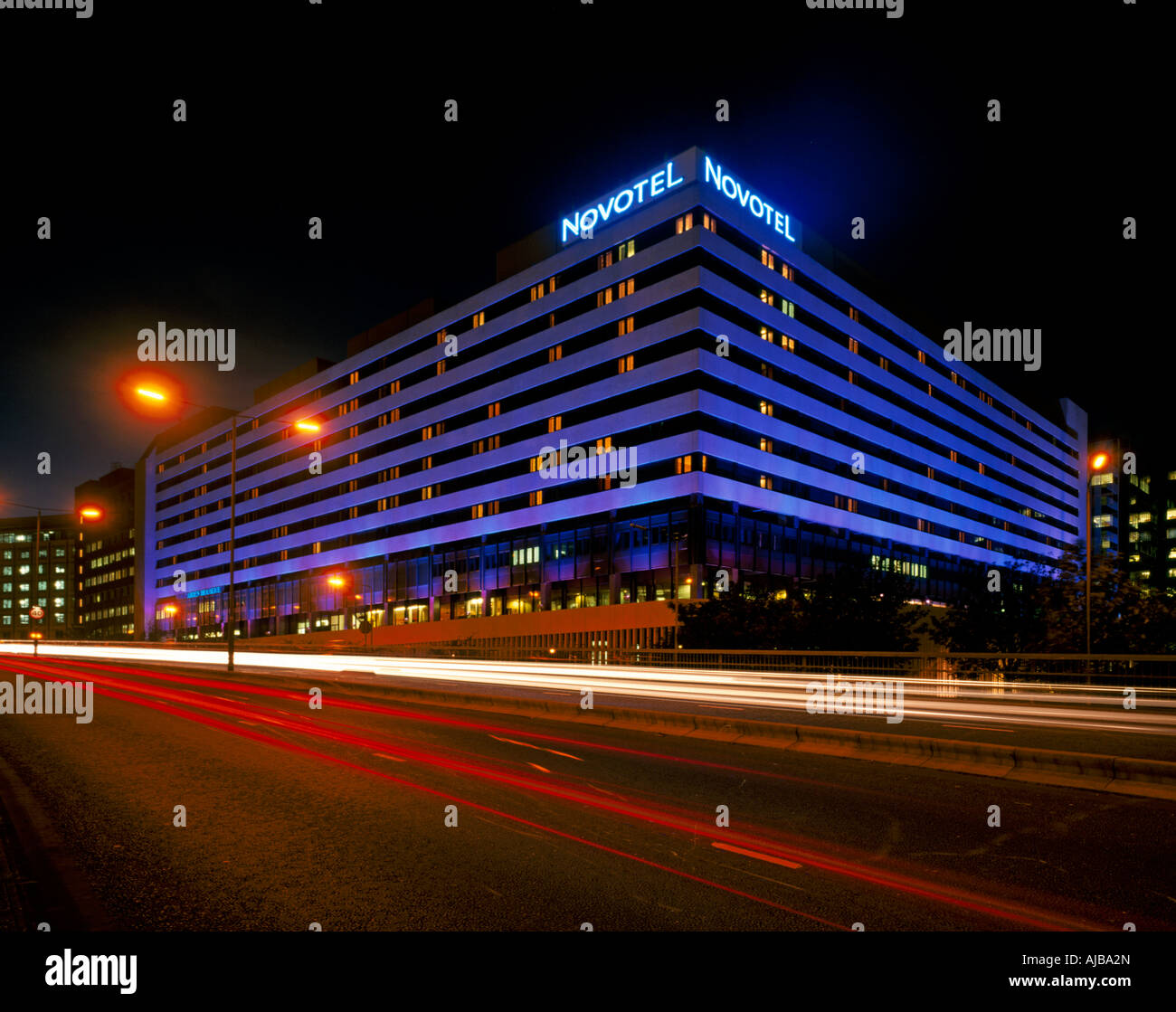 Il Novotel Hotel Hammersmith di notte con auto sentieri di luce sulla A4 cavalcavia di Hammersmith HXXZsmng Foto Stock