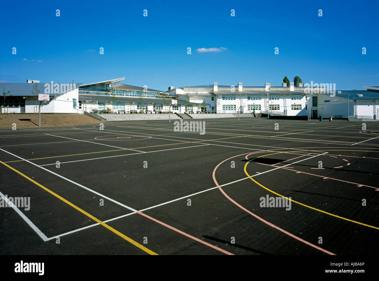 Perry Beeches edifici scolastici con linee marcate sulla terra di sport giochi Area giochi Birmingham Inghilterra MJXZsm Foto Stock