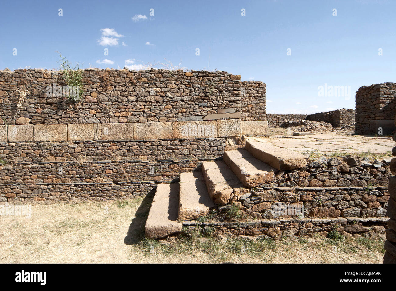 Regina di Shebas Palace con muri in pietra e i passi di circa 650 annunci in Aksum o Axum Etiopia Africa Foto Stock