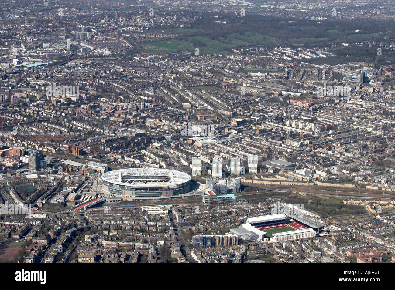 Vista aerea ovest di Emirates Stadium e Arsenal Football Massa alloggiamento suburbana Holloway Hampstead Heath in distanza London N Foto Stock