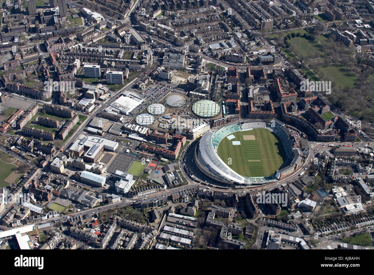 Vista aerea del nord est dell'Oval Cricket Ground e alloggiamento suburbana Kennington Londra SE11 Inghilterra REGNO UNITO alto livello obliqua Foto Stock