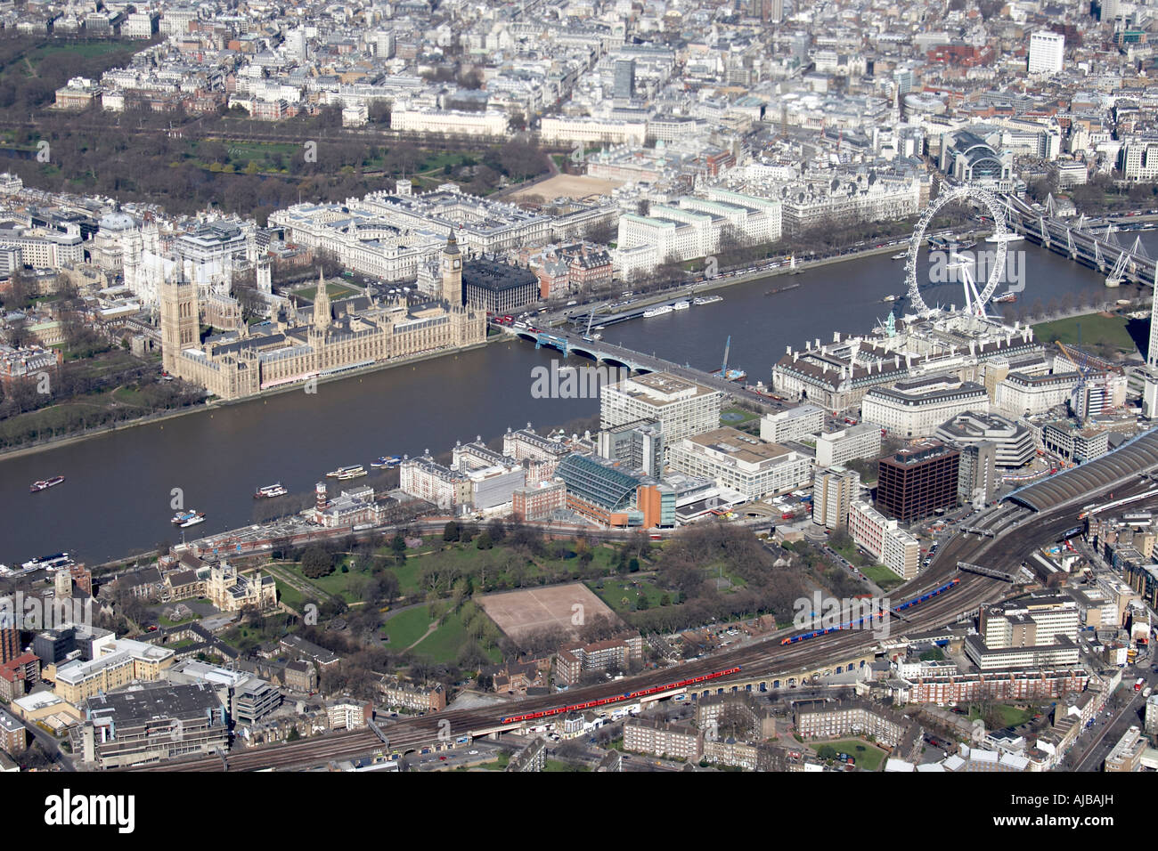 Vista aerea del nord ovest del fiume Tamigi Case del Parlamento Occhio di Londra City of Westminster e Lambeth Londra SW1 e SE11 Engl Foto Stock