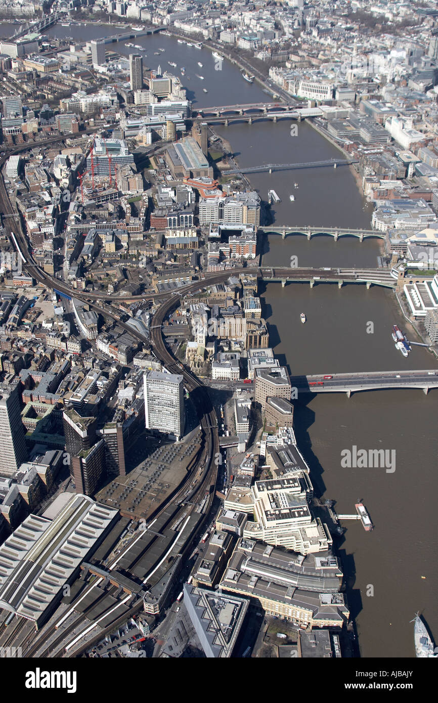 Vista aerea a ovest del fiume Tamigi London Bridge stazione ferroviaria e la Southwark London EC4 e SE1 England Regno Unito alto livello obliqua Foto Stock