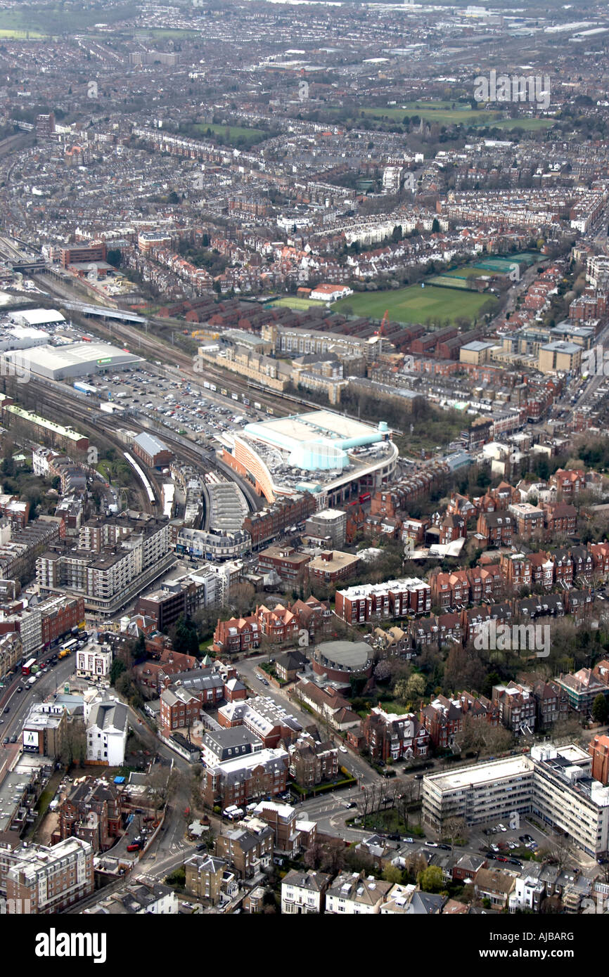 Vista aerea ovest di O2 Shopping Center Finchley Road Stazione ferroviaria suburbana di alloggiamento cricket ground e campi da tennis London N Foto Stock