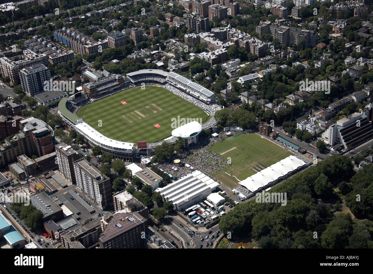 Vista aerea ovest di Middlesex County Cricket Club Signore s Cricket Ground St John s legno alloggiamento suburbana e blocchi a torre di Londra Foto Stock