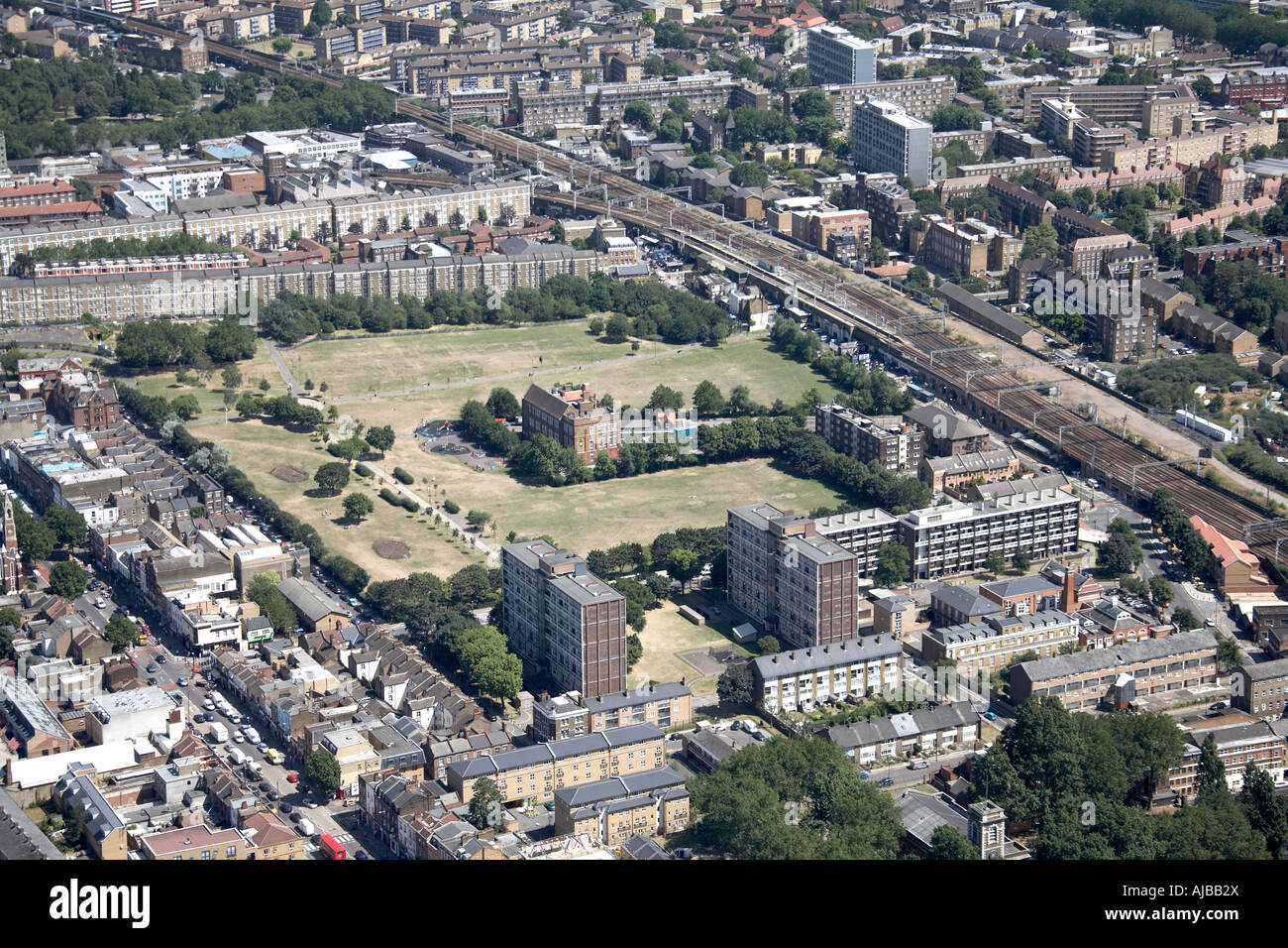 Vista aerea del sud est di Bethnal Green stazione ferroviaria alloggi urbani Tower Hamlets London E2 England Regno Unito alto livello obliqua Foto Stock