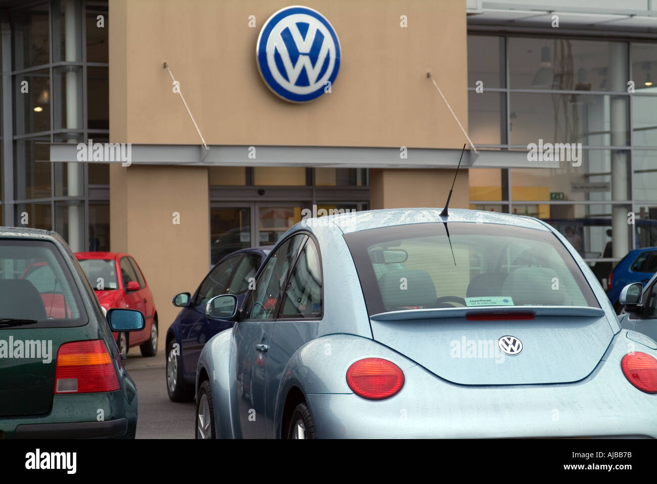 VW concessionaria auto Volkswagen auto città benzina diesel della città alla moda facile piccolo parco parcheggio biposto piccola micro congestione tedesco Foto Stock