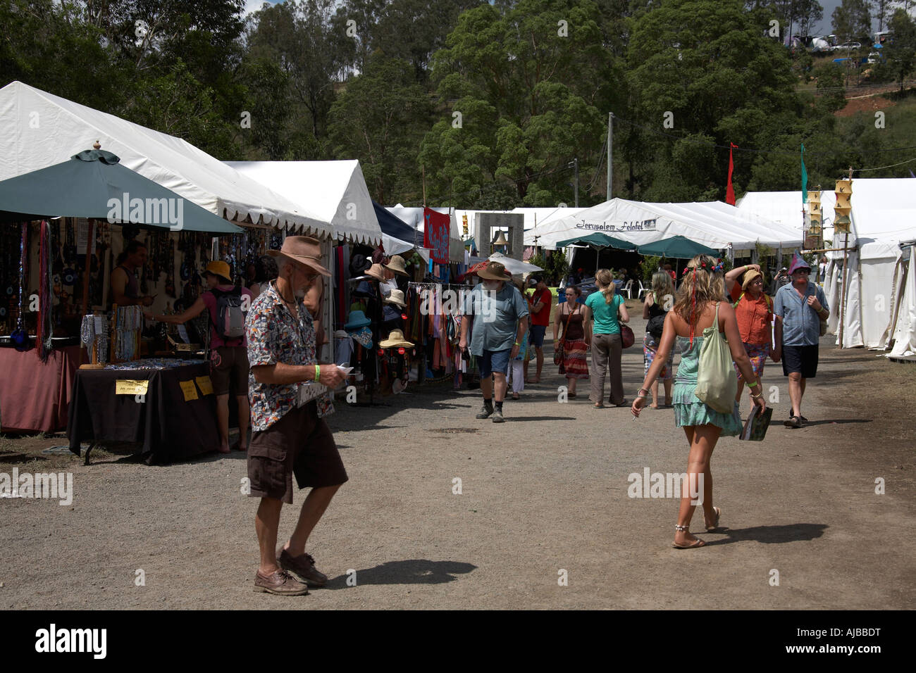 Persone che passeggiano intorno si spegne a Woodford Festival Folk Queensland Australia Foto Stock