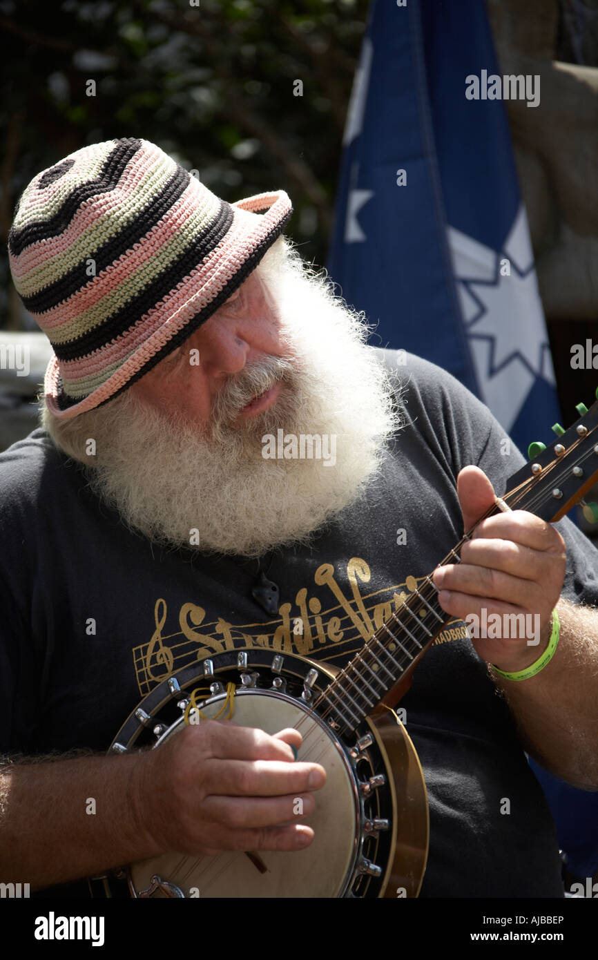 Membro della band con la barba bianca e il cappello a giocare a banjo Woodford Festival Folk Queensland Australia Foto Stock