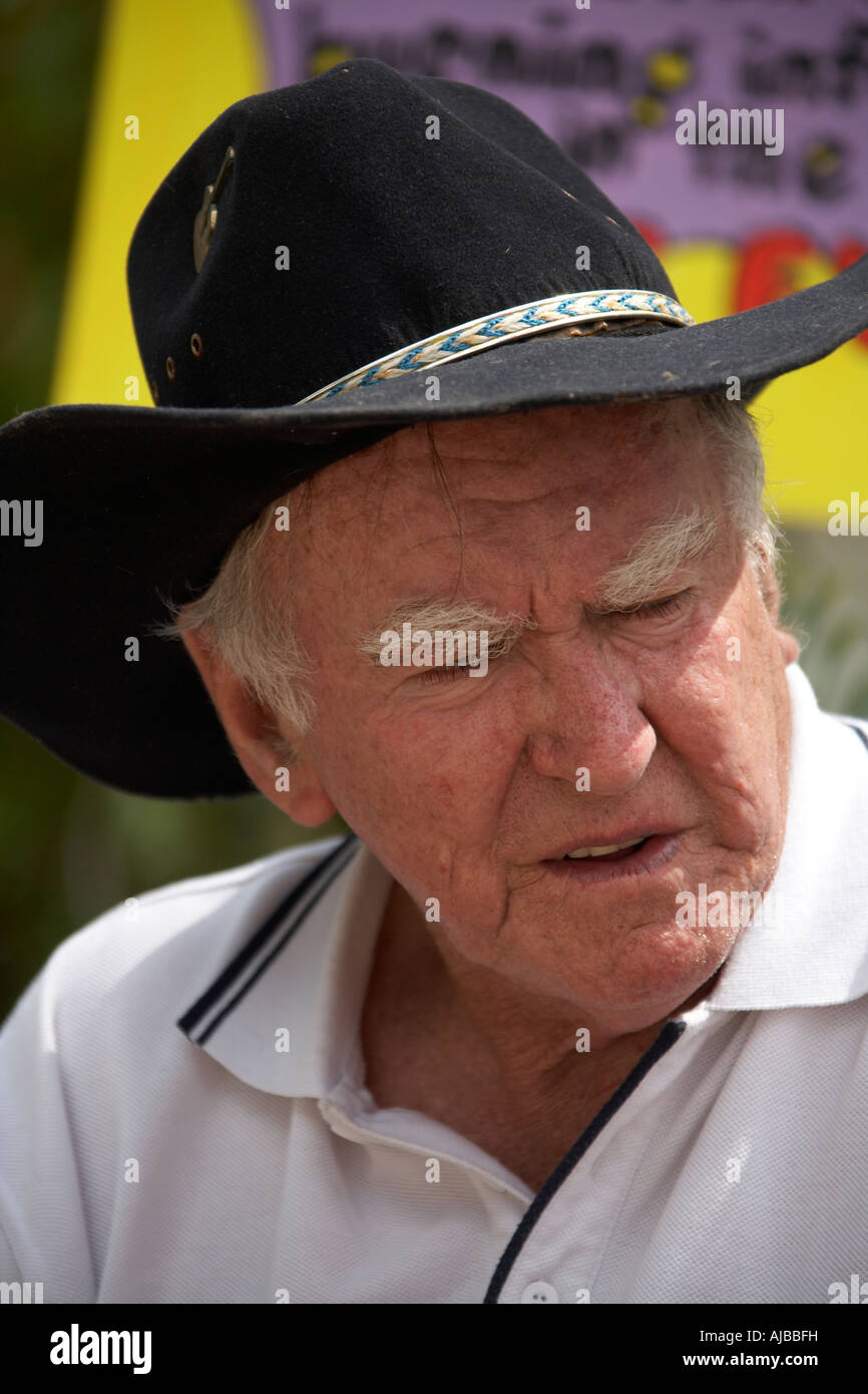 Membro della band con il cappello da cowboy e Woodford Festival Folk Queensland Australia Foto Stock