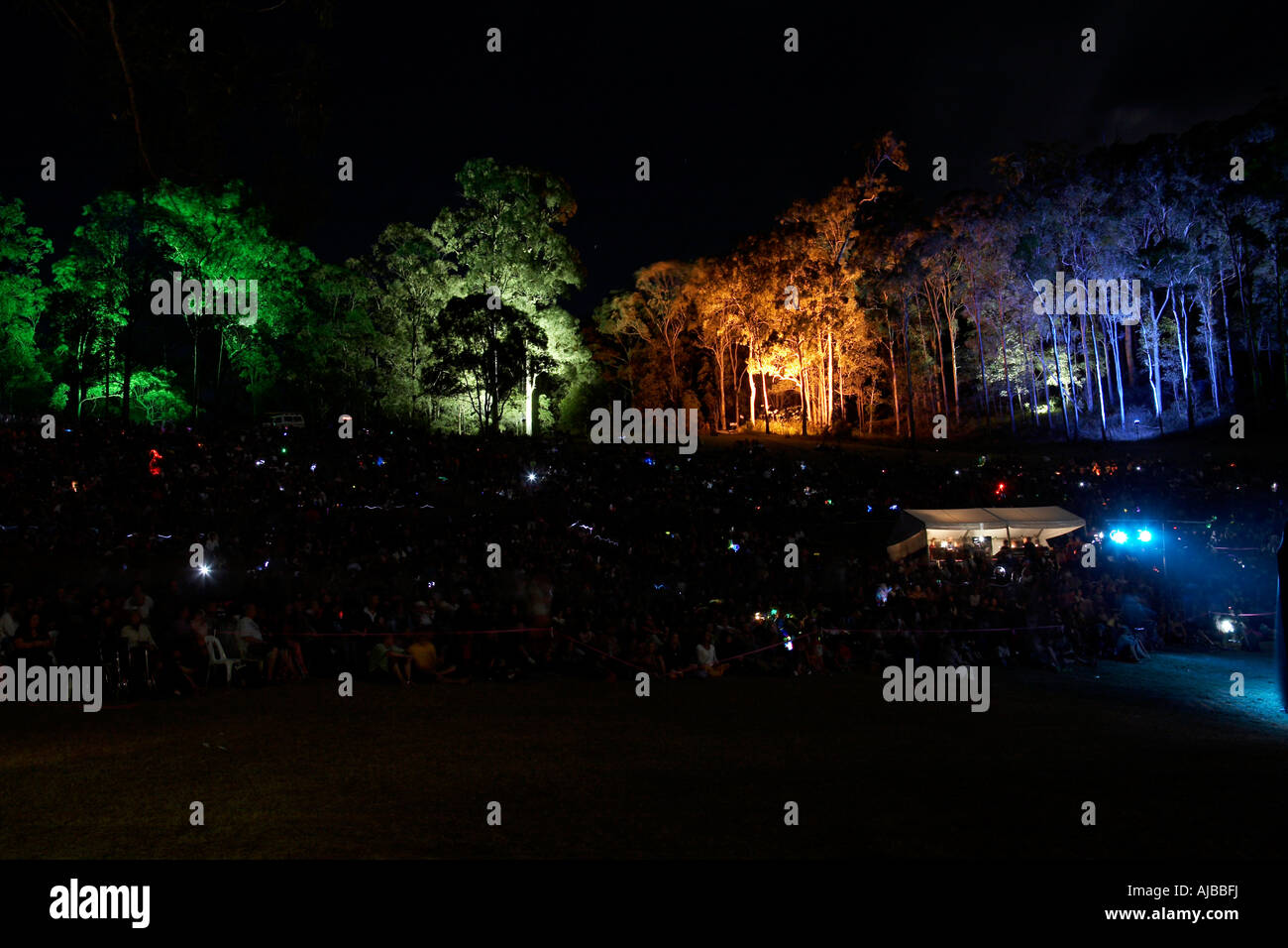 Illuminazione della struttura intorno a anfiteatro con il pubblico in caso di incendio prestazioni a Woodford Festival Folk Queensland Australia Foto Stock