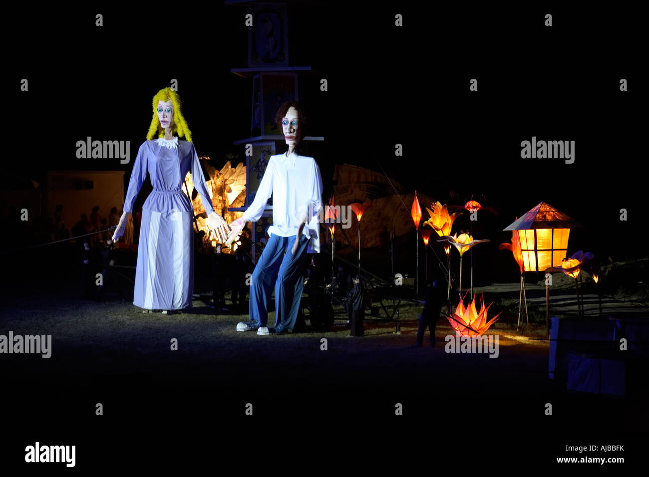 Fantoccio gigante figure in caso di incendio prestazioni a Woodford Festival Folk Queensland Australia Foto Stock