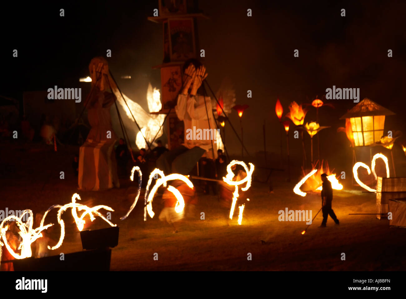 Fantoccio gigante figure con giocolieri fuoco in caso di prestazioni a Woodford Festival Folk Queensland Australia Foto Stock