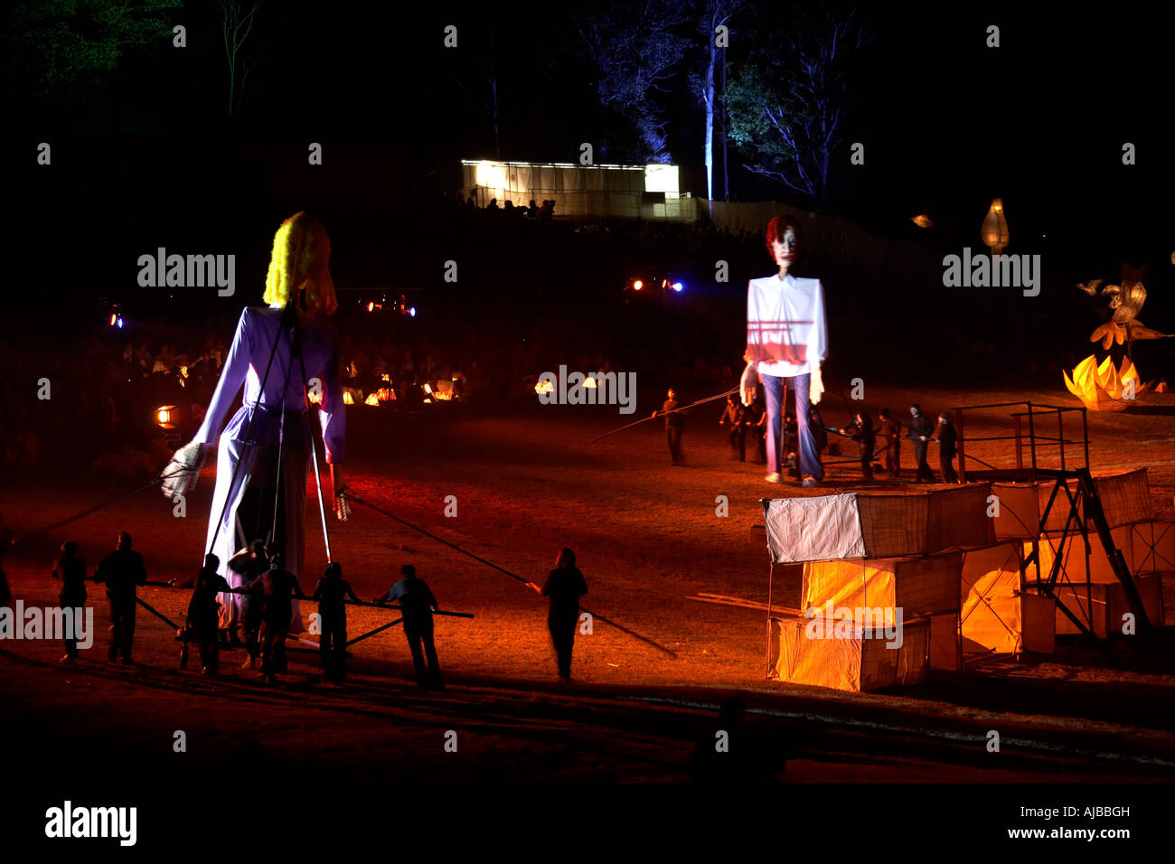 Fantoccio gigante figure essendo manipolati da burattinai da dietro in caso di incendio prestazioni a Woodford Festival Folk Queensland Foto Stock