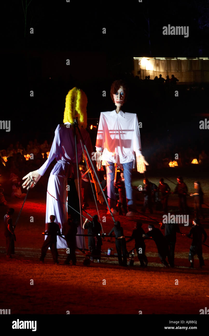 Fantoccio gigante figure essendo manipolati da burattinai da dietro in caso di incendio prestazioni a Woodford Festival Folk Queensland Foto Stock