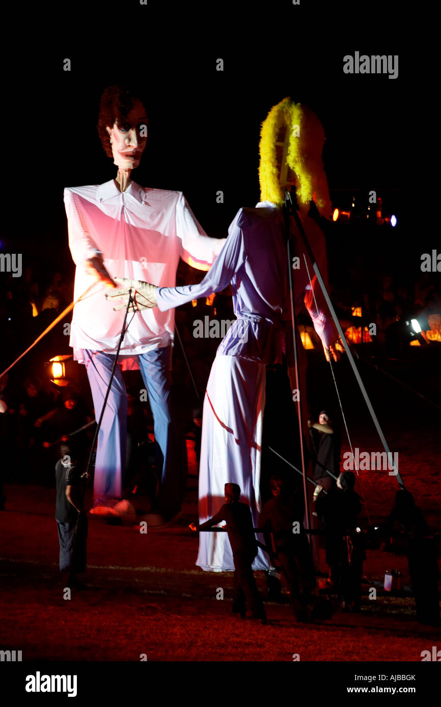 Fantoccio gigante figure come coppia romantica in caso di incendio prestazioni a Woodford Festival Folk Queensland Australia Foto Stock