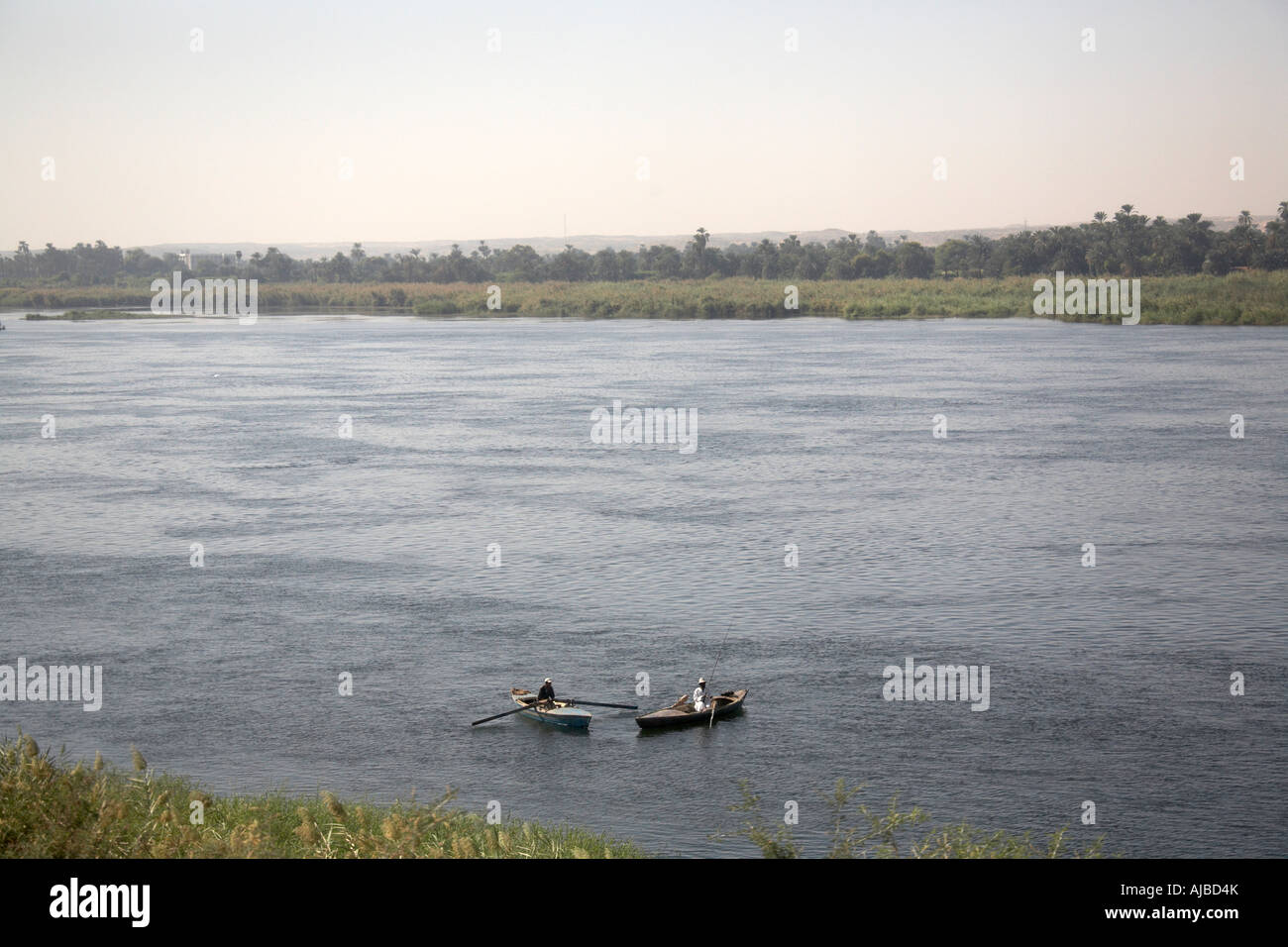 Due piccole barche sul Fiume Nilo vicino a Edfu nell Alto Egitto Sud Africa Foto Stock