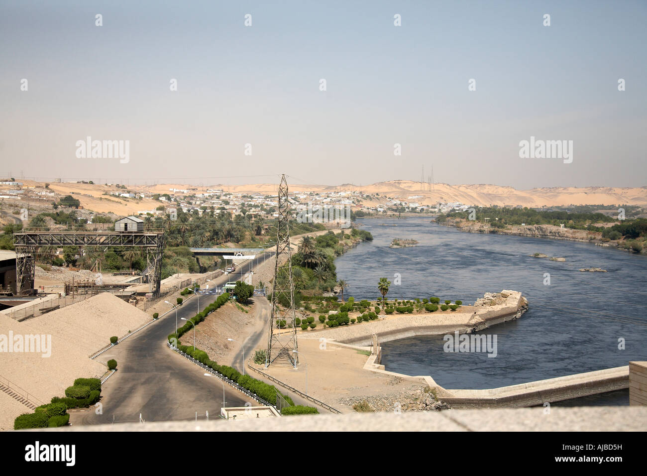 Vista a valle dalla vecchia diga britannico del Fiume Nilo al di sopra di Aswan superiore Egitto Sud Africa Foto Stock