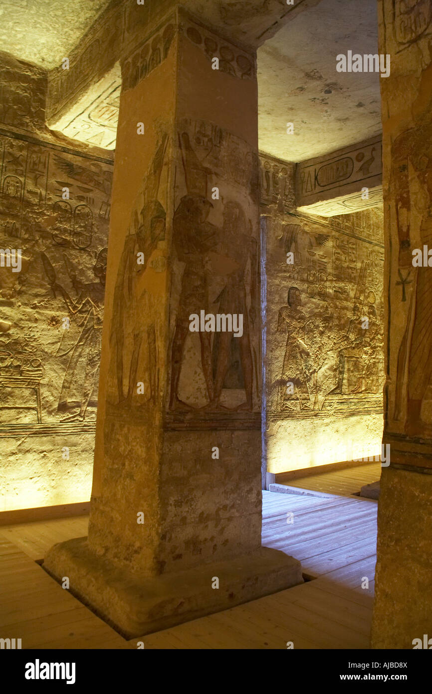 Pietra scolpita colonne con intagli in rilievo nel vestibolo del tempio di Abu Simbel Egitto Superiore in Africa Foto Stock