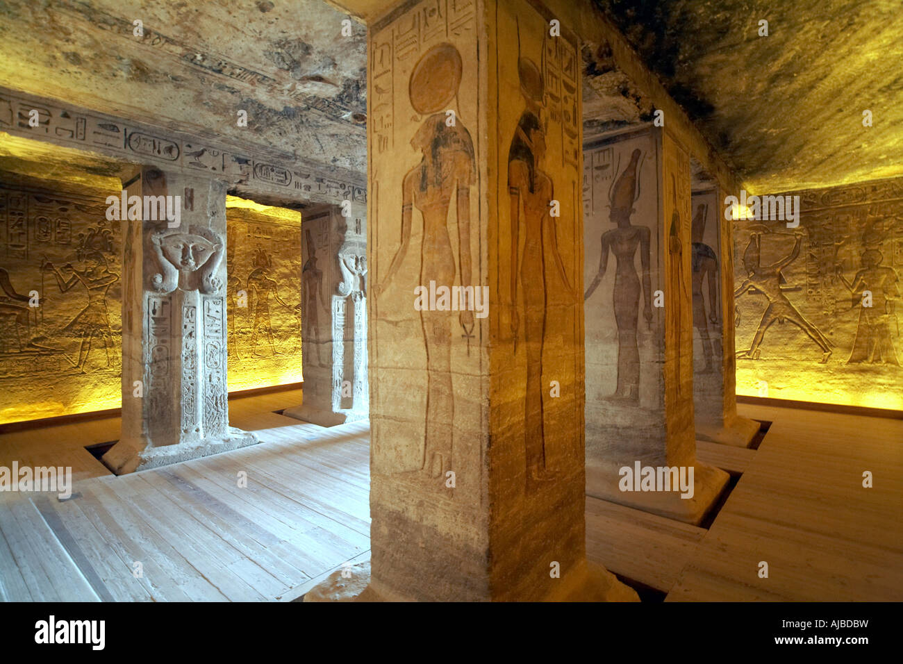 Sala interna con statue intagliate di Hathor dea della maternità e della musica presso il piccolo tempio di Abu Simbel Egitto Superiore in Africa Foto Stock