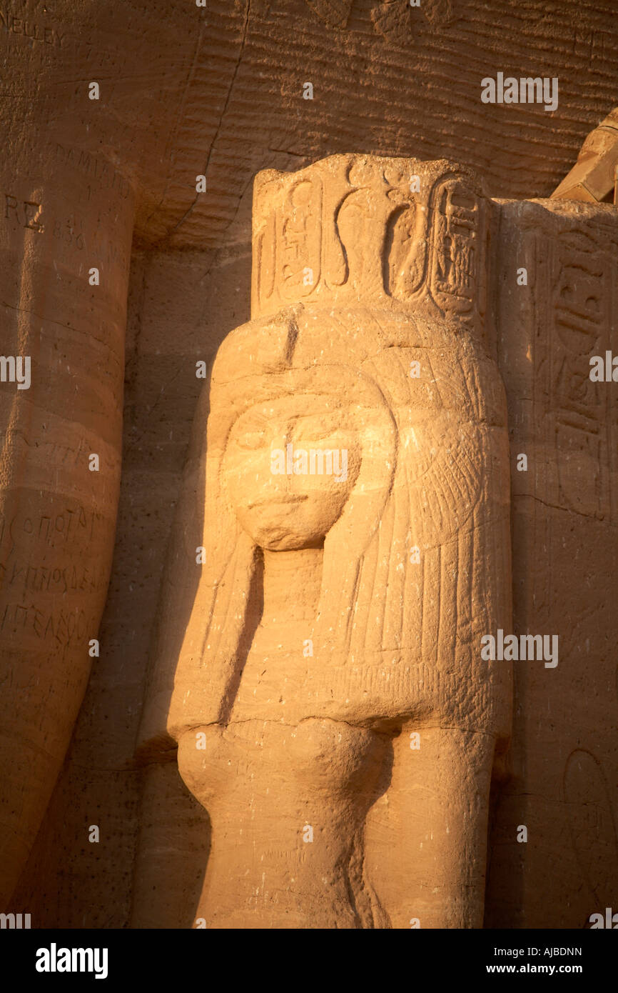Scolpita la statua della dea Hathor della maternità e la musica di sunrise al di fuori del tempio di Abu Simbel Egitto Superiore in Africa Foto Stock
