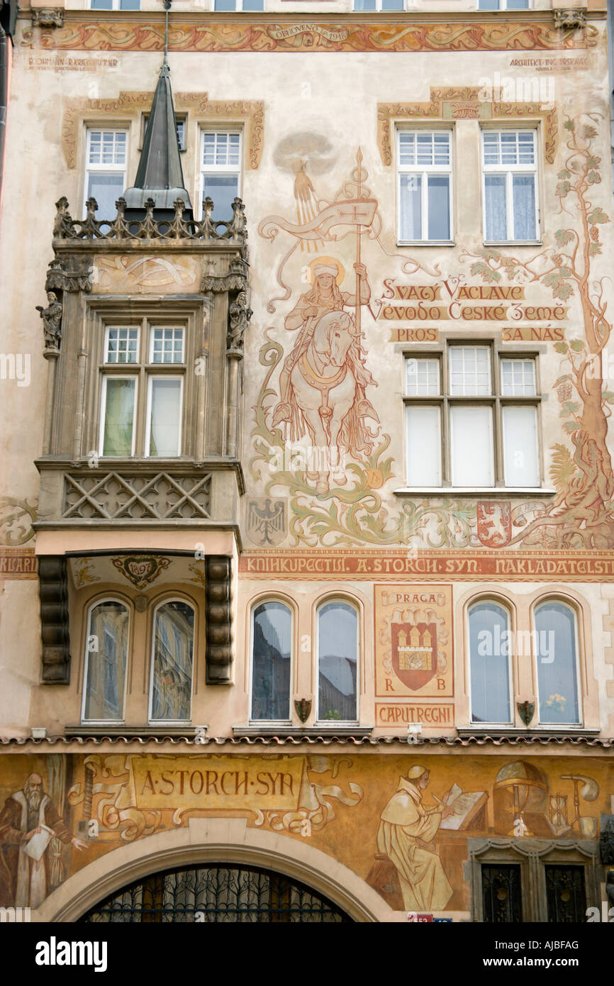 Repubblica Ceca Repubblica Ceca Bohemia Prague Storch House dipinto di San Venceslao a cavallo in Piazza della Città Vecchia Foto Stock