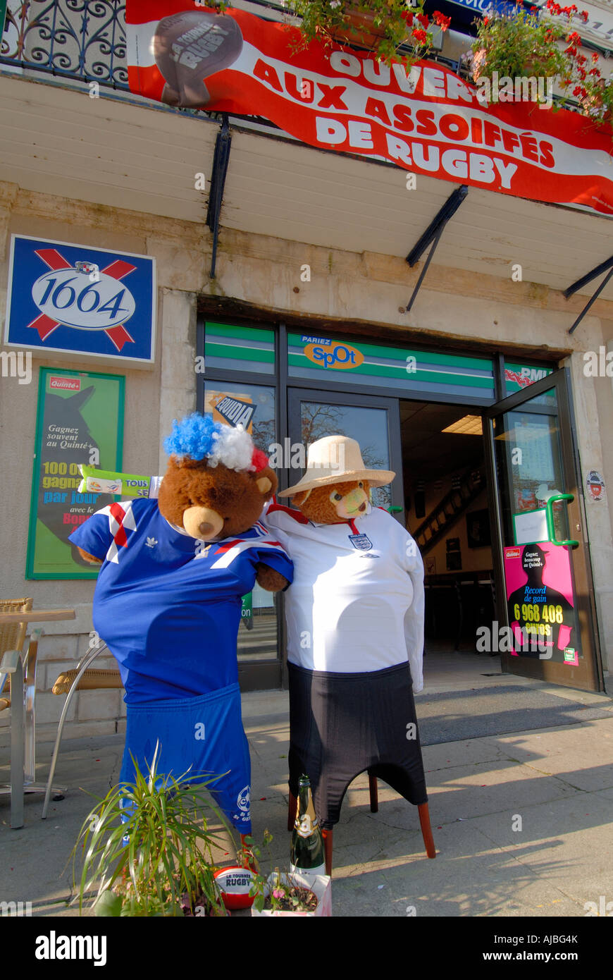 Francese e Inglese mascotte di rugby al di fuori dei bar, Saint Savin abbey, Vienne, in Francia. Foto Stock