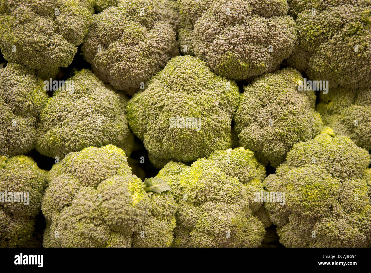 Capi di broccoli su un ripiano del mercato Foto Stock