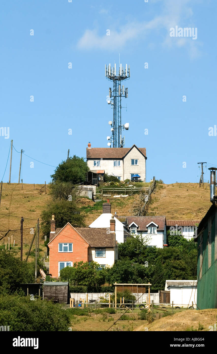 Telefono cellulare il montante sulla collina con case vicine Clee Hill Foto Stock