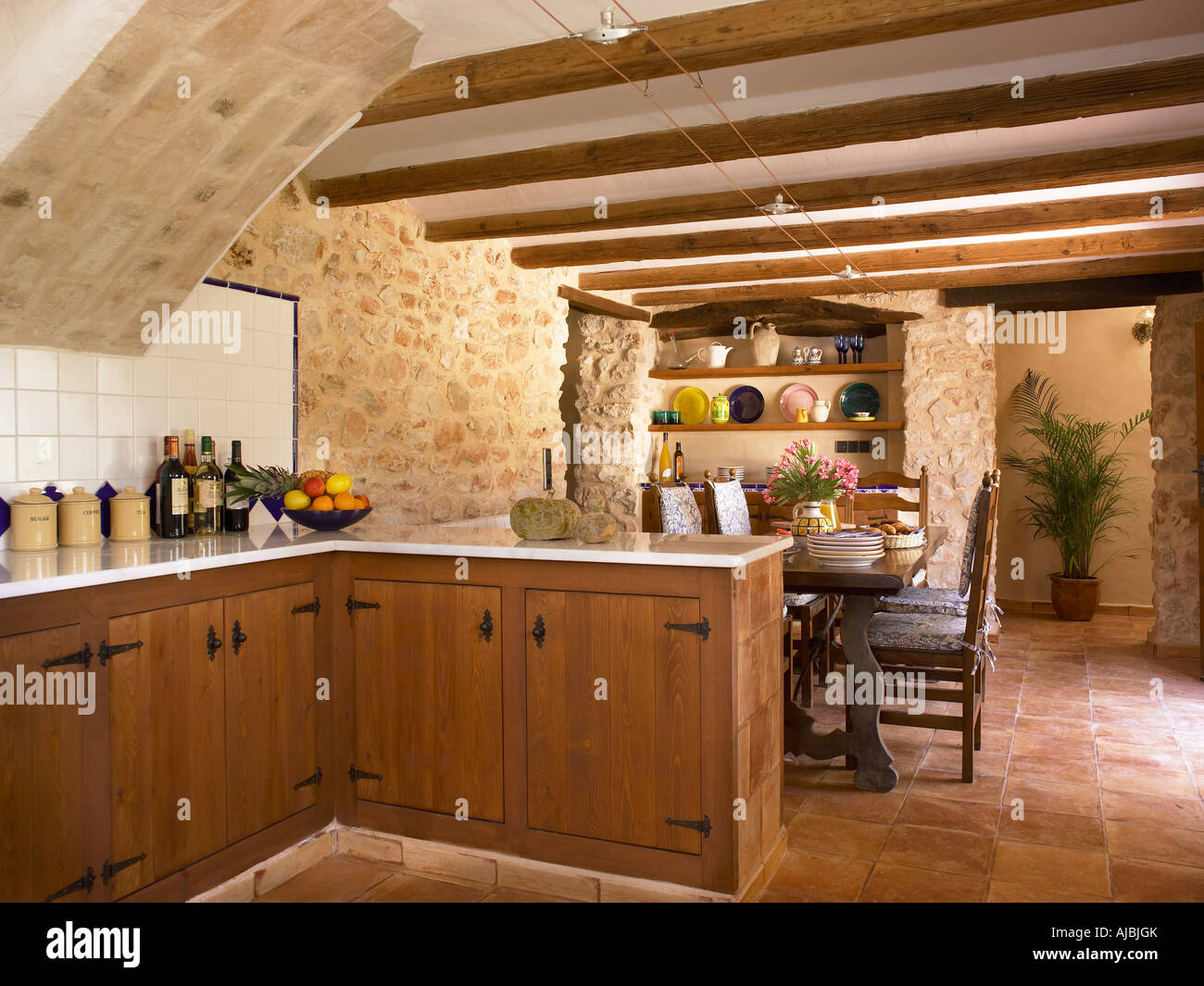 La cucina e la zona pranzo in una casa colonica in Spagna. Foto Stock