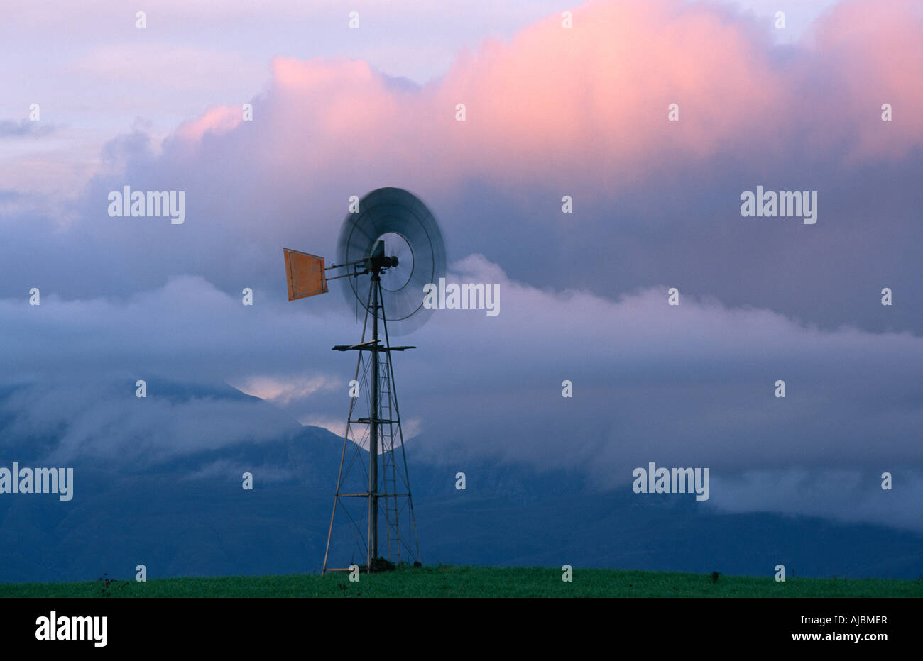 Mulino a vento contro un cielo tempestoso Foto Stock