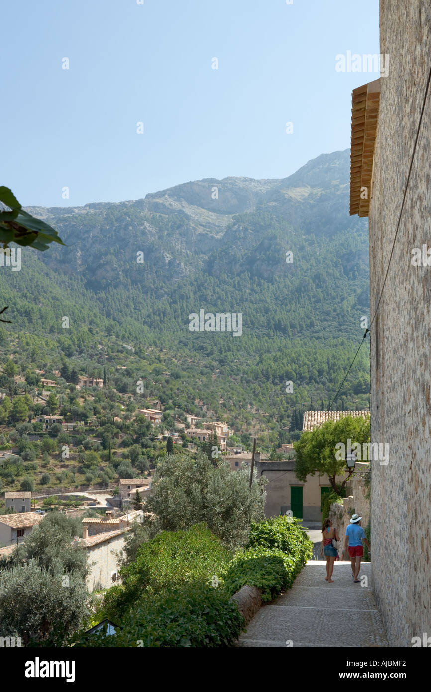 Vista dalla chiesa sopra il villaggio di Deia sul main West Coast Road, Mallorca, Spagna Foto Stock