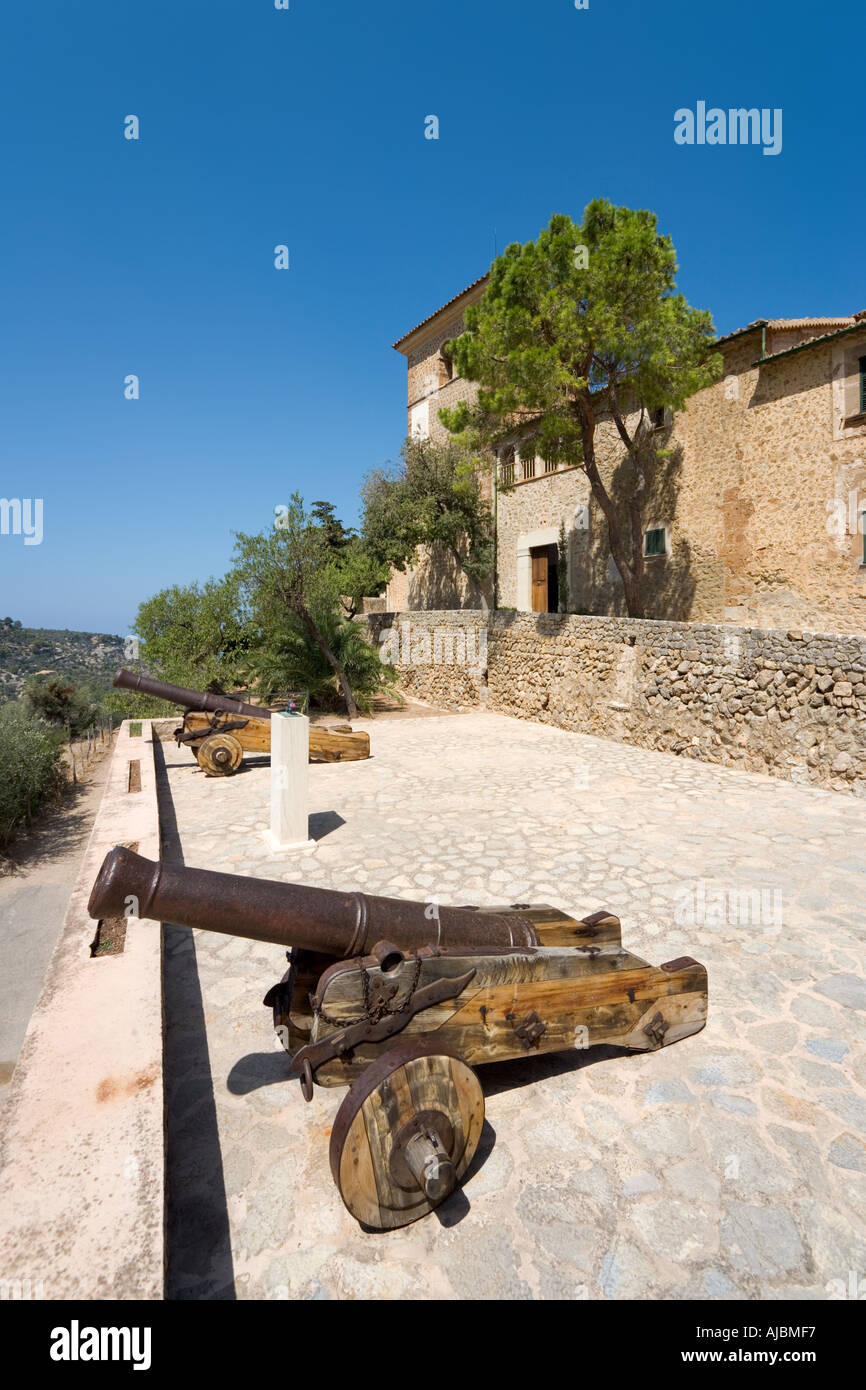 Gli edifici della chiesa nel villaggio di Deia sulla costa ovest, Mallorca, Spagna Foto Stock