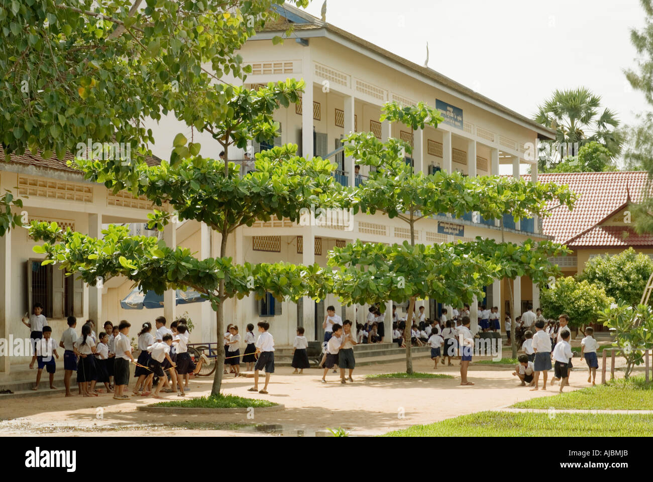 In Cambogia i bambini delle elementari al di fuori del divertimento Foto Stock