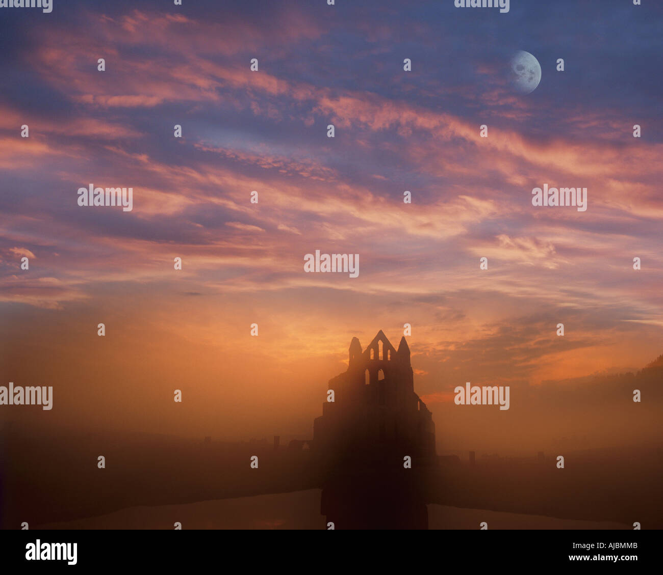 GB - North Yorkshire: Moon over Whitby Abbey Foto Stock