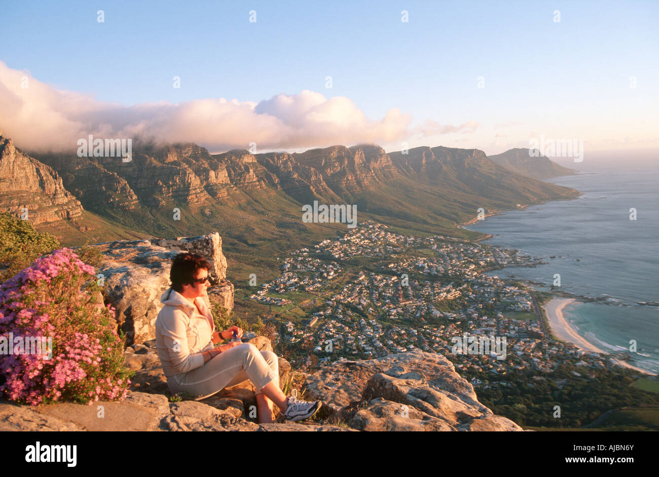 Le donne che si affaccia Camps Bay Foto Stock