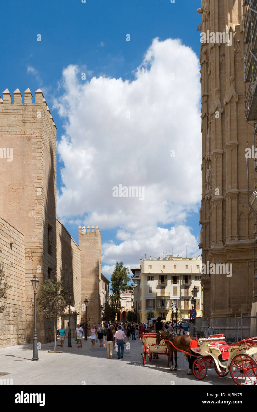 Carrelli Horsedrawn fuori dalla cattedrale e Palau de l'Almudaina (Palazzo Reale), il Centro Storico, la Palma di Mallorca, Spagna Foto Stock