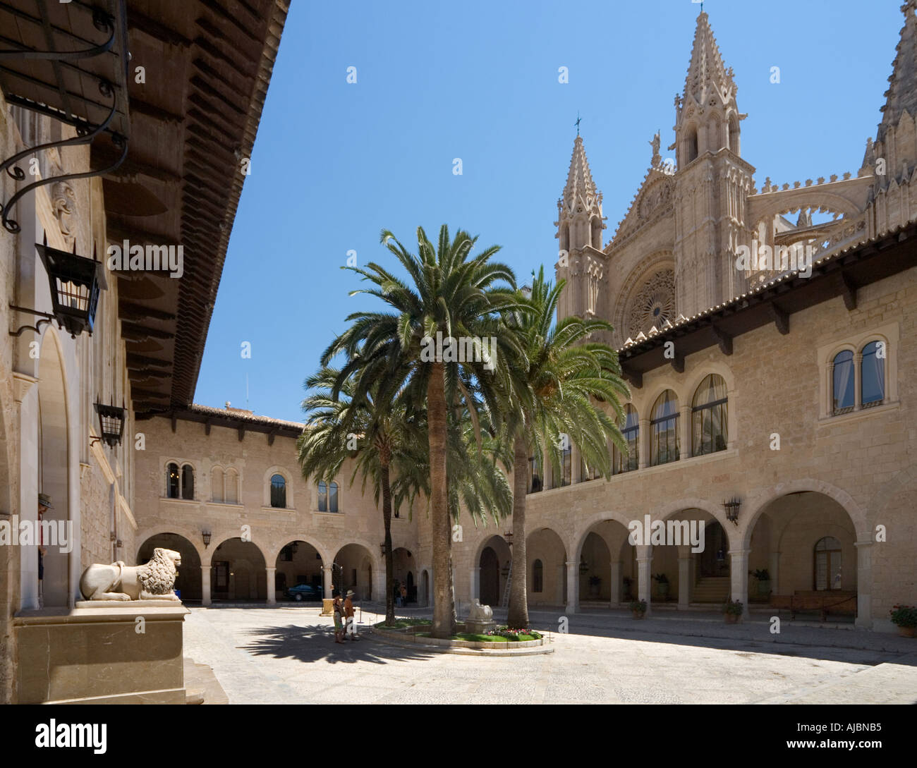 Patio de Armas con la cattedrale dietro, Palau de l'Almudaina (Palazzo Reale), il Centro Storico, la Palma di Mallorca, Spagna Foto Stock