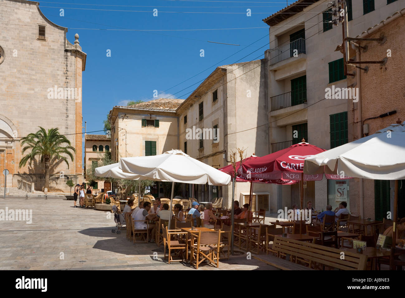 Cafe in Placa Major (Piazza Principale), la Città Vecchia di Santanyi, East Coast, Mallorca, Spagna Foto Stock