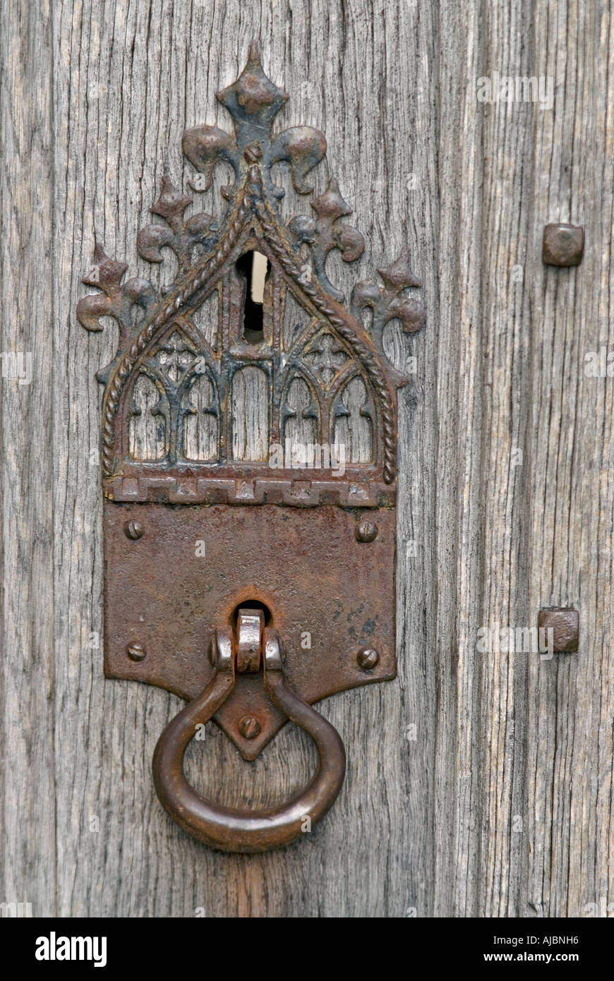 Dettagli architettonici di un vecchio blocco di elementi in ferro battuto e la maniglia della porta in Magdalen College di Oxford University England Regno Unito Foto Stock