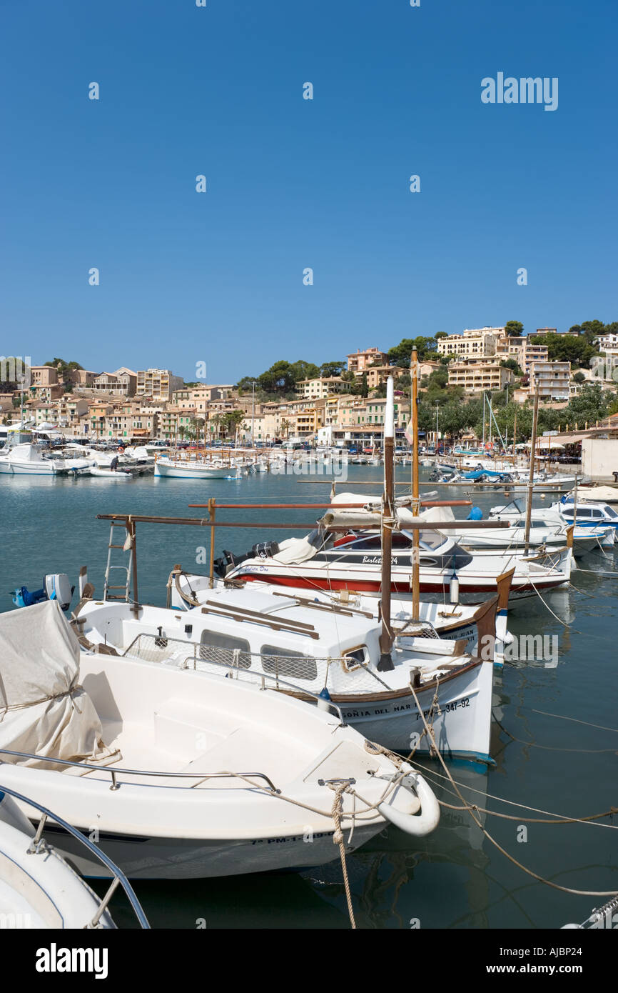 Le barche nel porto a Port de Soller (Puerto Soller), costa Ovest, Mallorca, Spagna Foto Stock