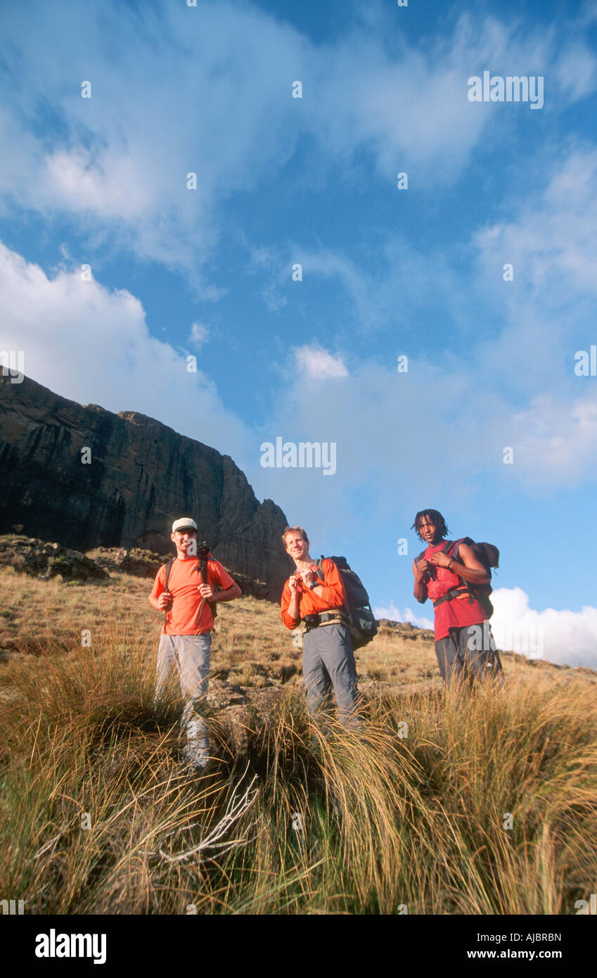 Tre uomini escursionismo sotto la sentinella Foto Stock