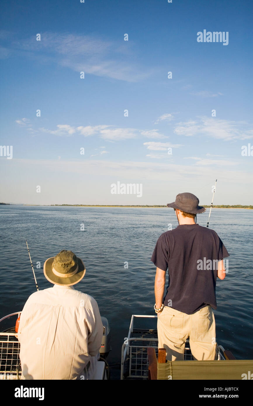 Padre e Figlio di pesca in fiume Zambezi - Vista posteriore Foto Stock