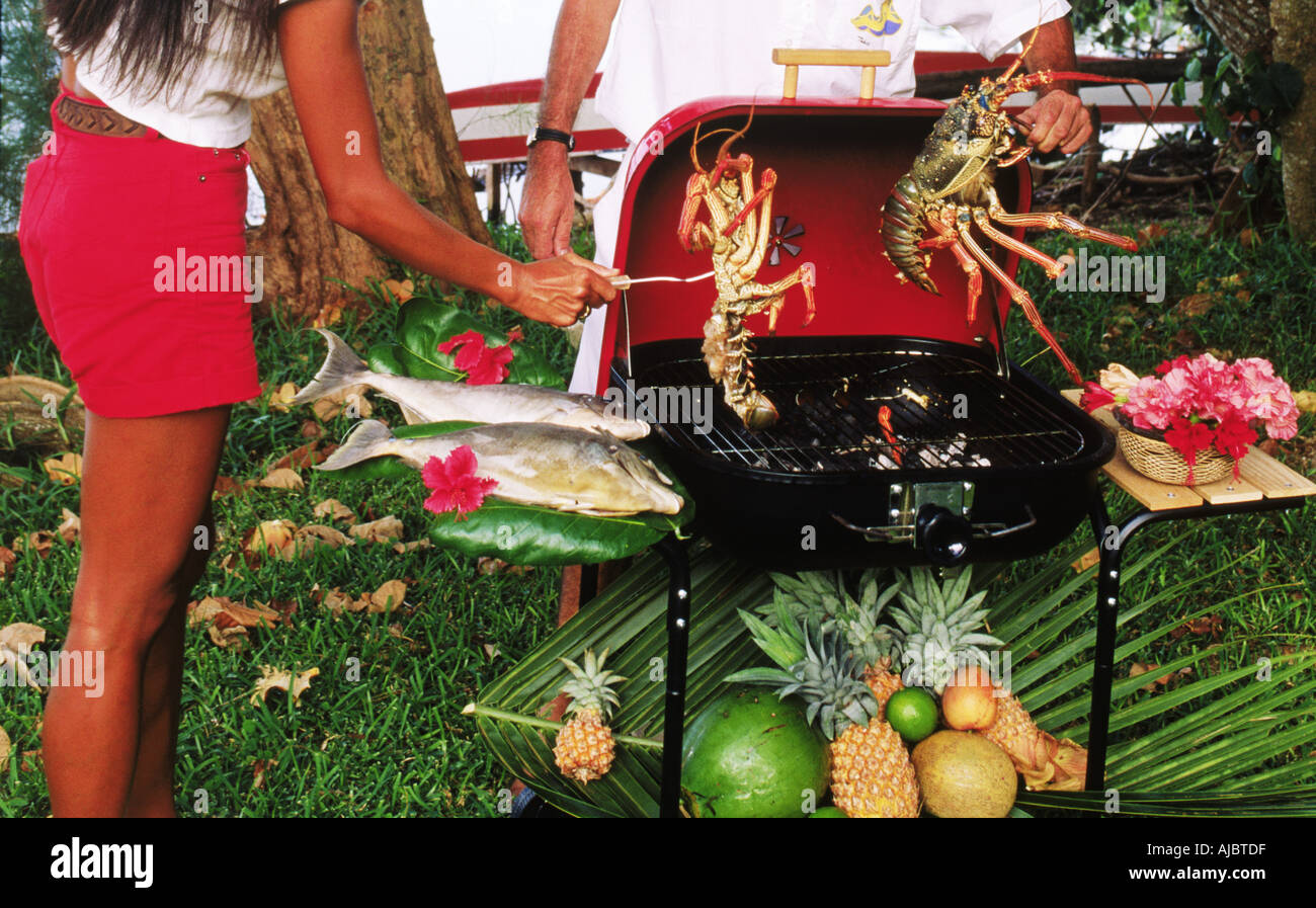 Grigliare pescata fresca aragosta e pesce su backyard grill o barbecue in Polinesia francese Foto Stock