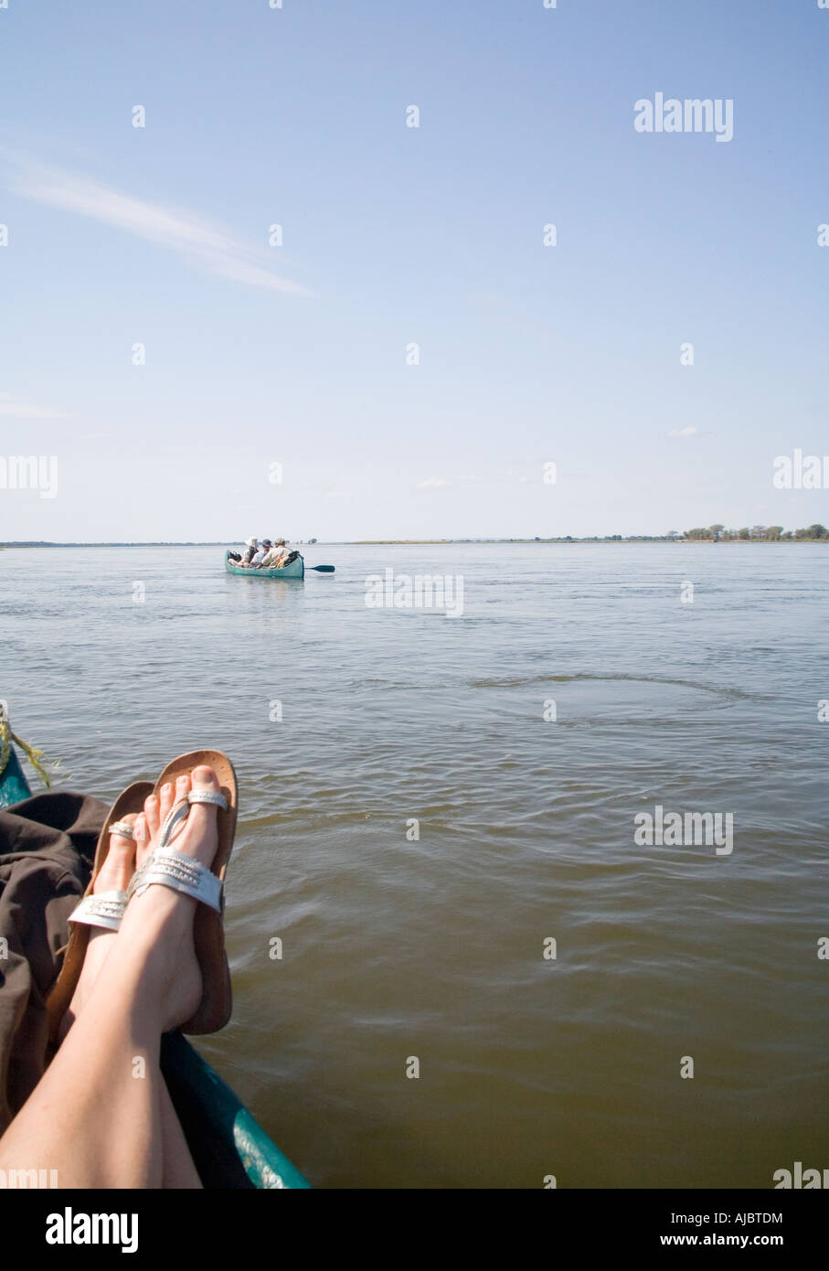 I turisti in canoa sul fiume Zambesi Foto Stock